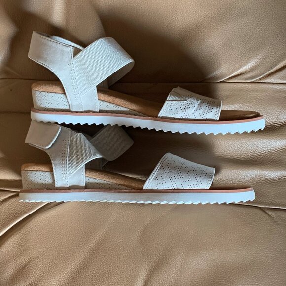 BOB'S FROM SKECHERS MEMORY FOAM TAUPE/TAN SANDALS, EUC, 7.5 WIDE - Picture 5 of 8